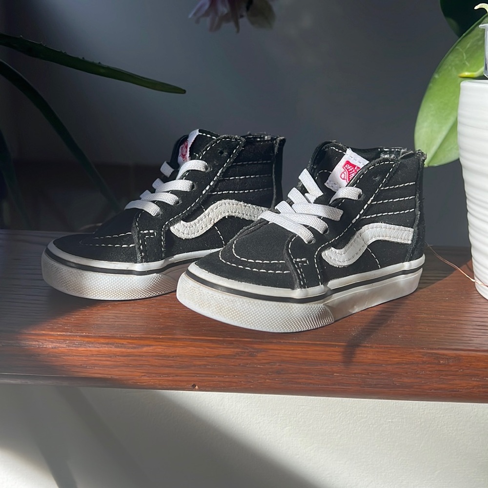 TODDLER SK8-HI ZIP SHOE SIZE 5.5 BLACK/WHITE